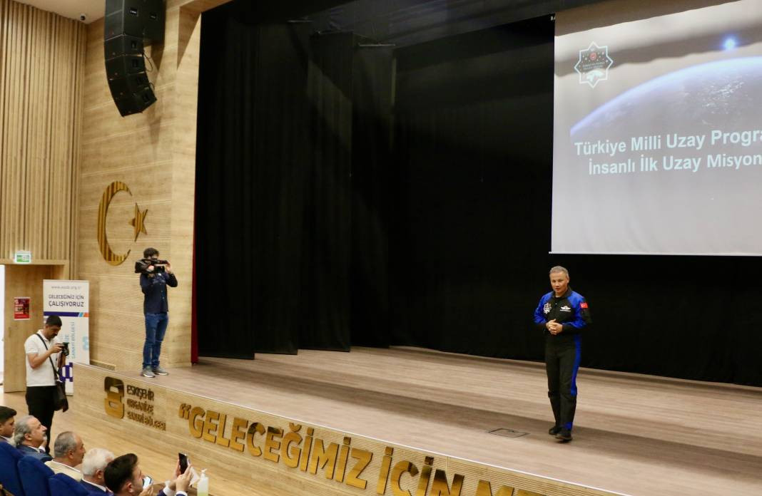 Türkiye'nin ilk astronotu Gezeravcı Eskişehir'de öğrencilerle buluştu - Resim: 17